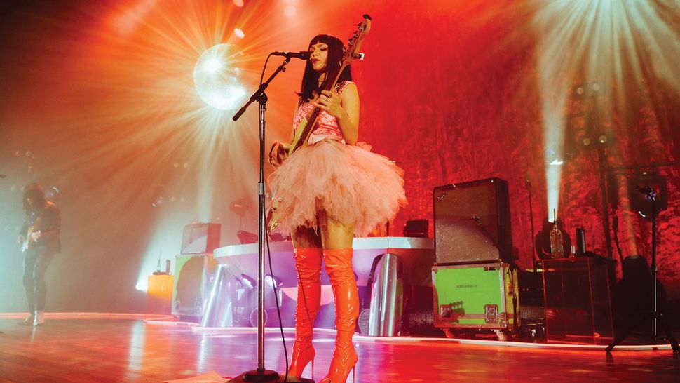 Khruangbin’s Laura Lee On Visual Identity, Zen Guitar And Why She Still ...