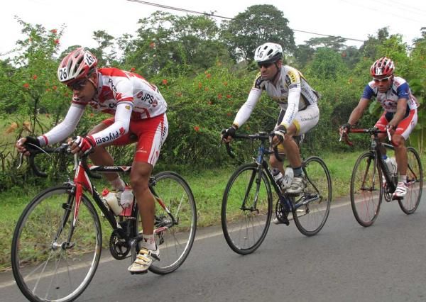 Luis Rojas (Bufete Guzm&aacute;n y &Aacute;lvarez.Exeltec), Eduardo Garita (Citibank-Economy Rent a Car-Blue) and Hersson Jim&eacute;nez (Plycem-JPS-Orbea) during the longest breakaway of the Tour so far.
