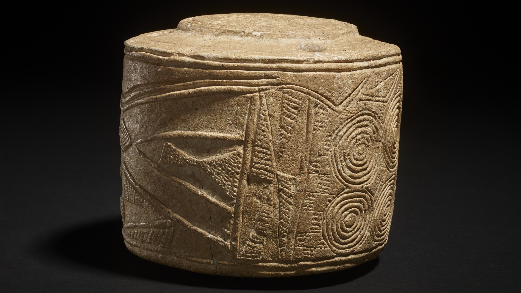 Die Motive finden sich rund um die Kreideskulptur wieder.  Ähnliche Motive wurden auf anderen Artefakten in Großbritannien und Irland gefunden, die ebenfalls 5.000 Jahre alt sind.