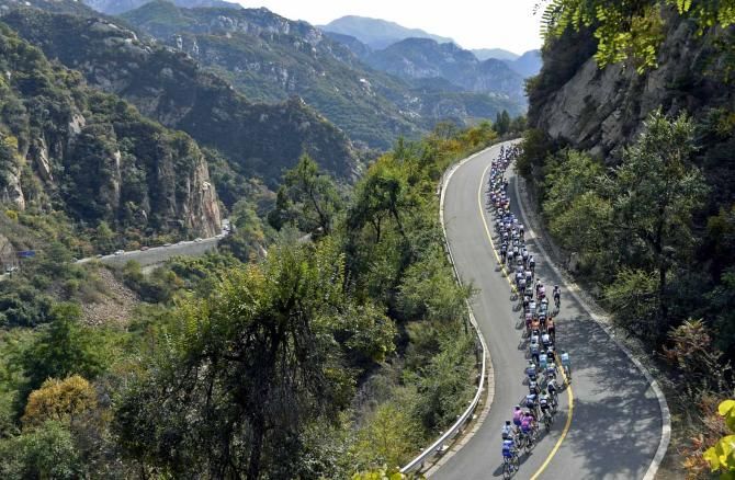 The peloton takes the scenic route to Yanqing on stage 2.