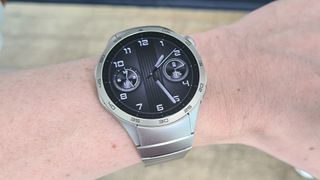 Huawei Watch GT 4 ihmisen ranteessa