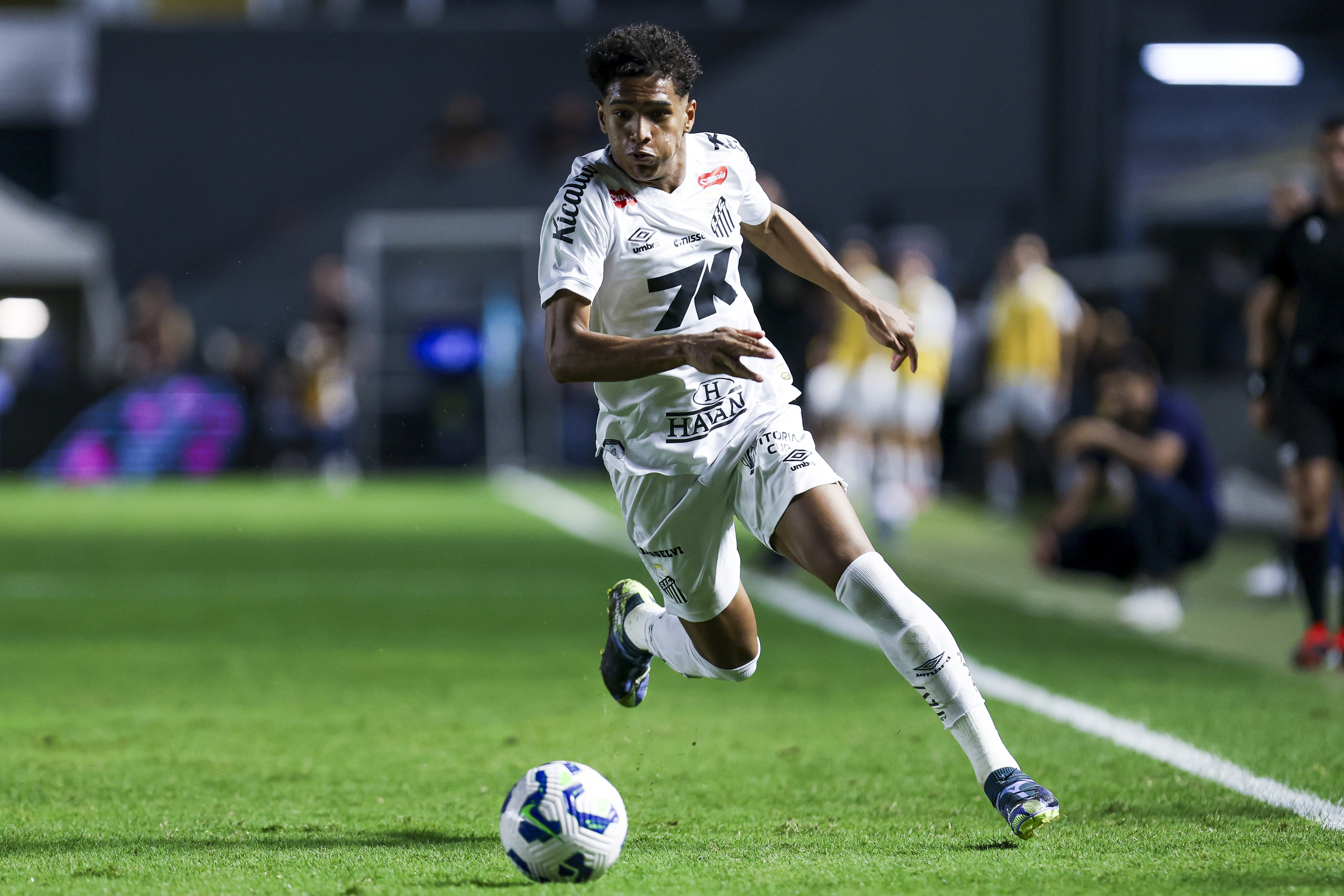 SANTOS, BRAZIL - NOVEMBER 15: Souza of Santos runs with the ball during the Brasileirao 2025 match between Santos and Palmeiras at Estadio Urbano Caldeira on November 15, 2025 in Santos, Brazil. (Photo by Ricardo Moreira/Getty Images)