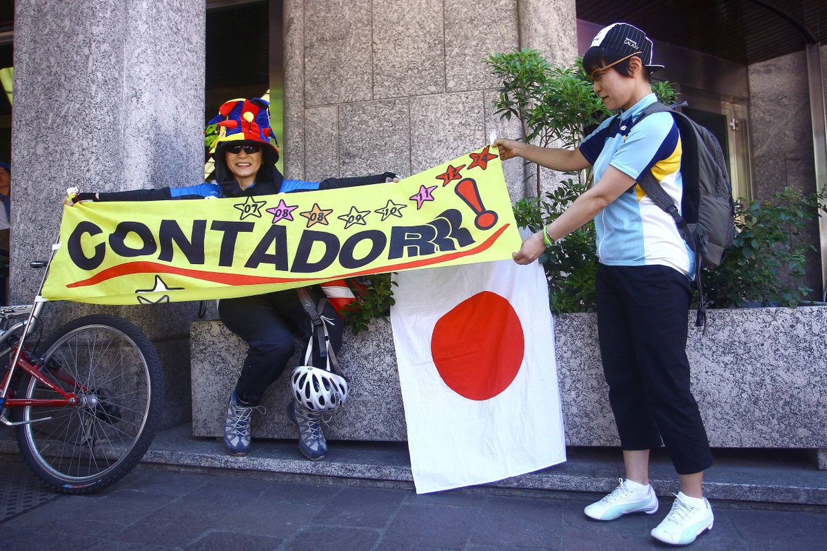 Some Japanese fans cheering on Alberto Contdaor