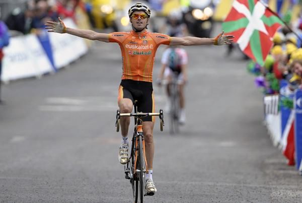 Samuel S&aacute;nchez (Euskaltel-Euskadi) wins stage 12 in Luz-Ardiden, the 2011 Tour's first mountain top finish.