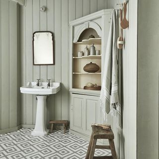 bathroom with bathtub and towel and mirror