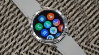 En närbild på urtavlan på en Samsung Galaxy Watch 4 Classic som visar appikoner