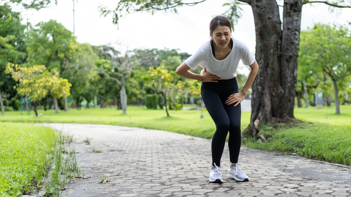 Runner with side stitch