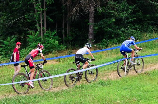 Georgia Gould (Luna Pro Team) on the attack with Woodruff and Davison attempting to hold on