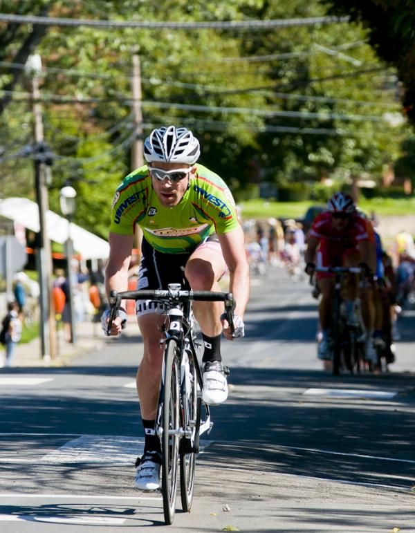 Brett Tivers (Garneau Club Chaussures) was the first to put the field on the defensive.