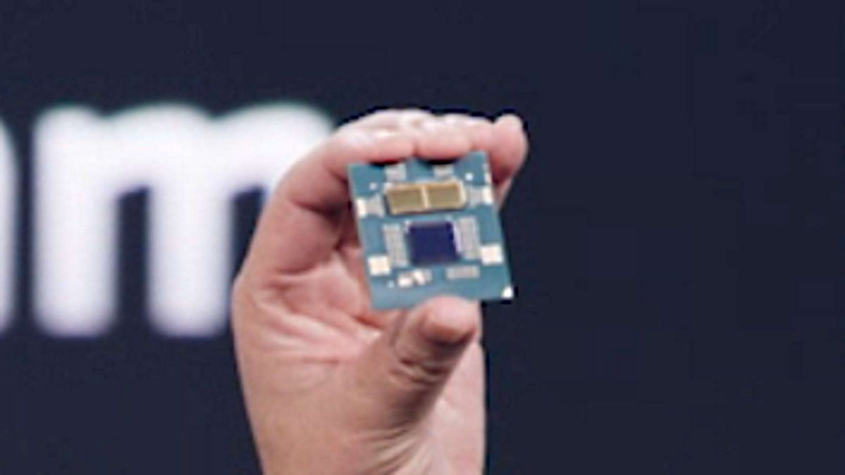 AMD CEO, Dr.Lisa Su, showing off the new Ryzen 7000-series CPUs