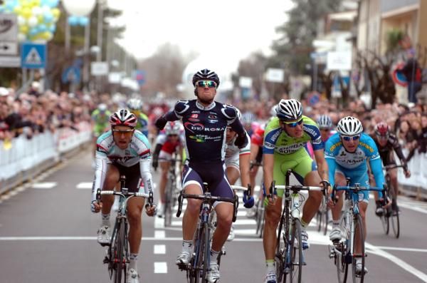 Roberto Ferrari (De Rosa-Stac Plastic) is in the middle