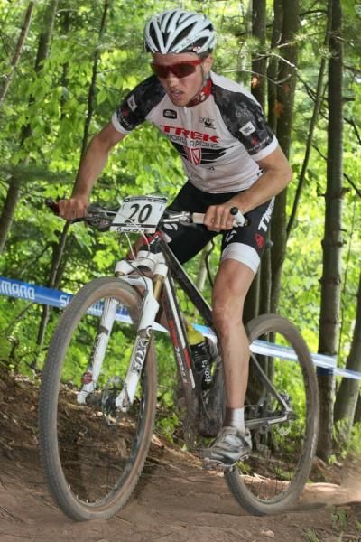 Mathias Flueckiger stayes with the front group as the field thins.