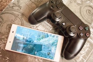 Sony Xperia Z5 With DualShock 4 Controller