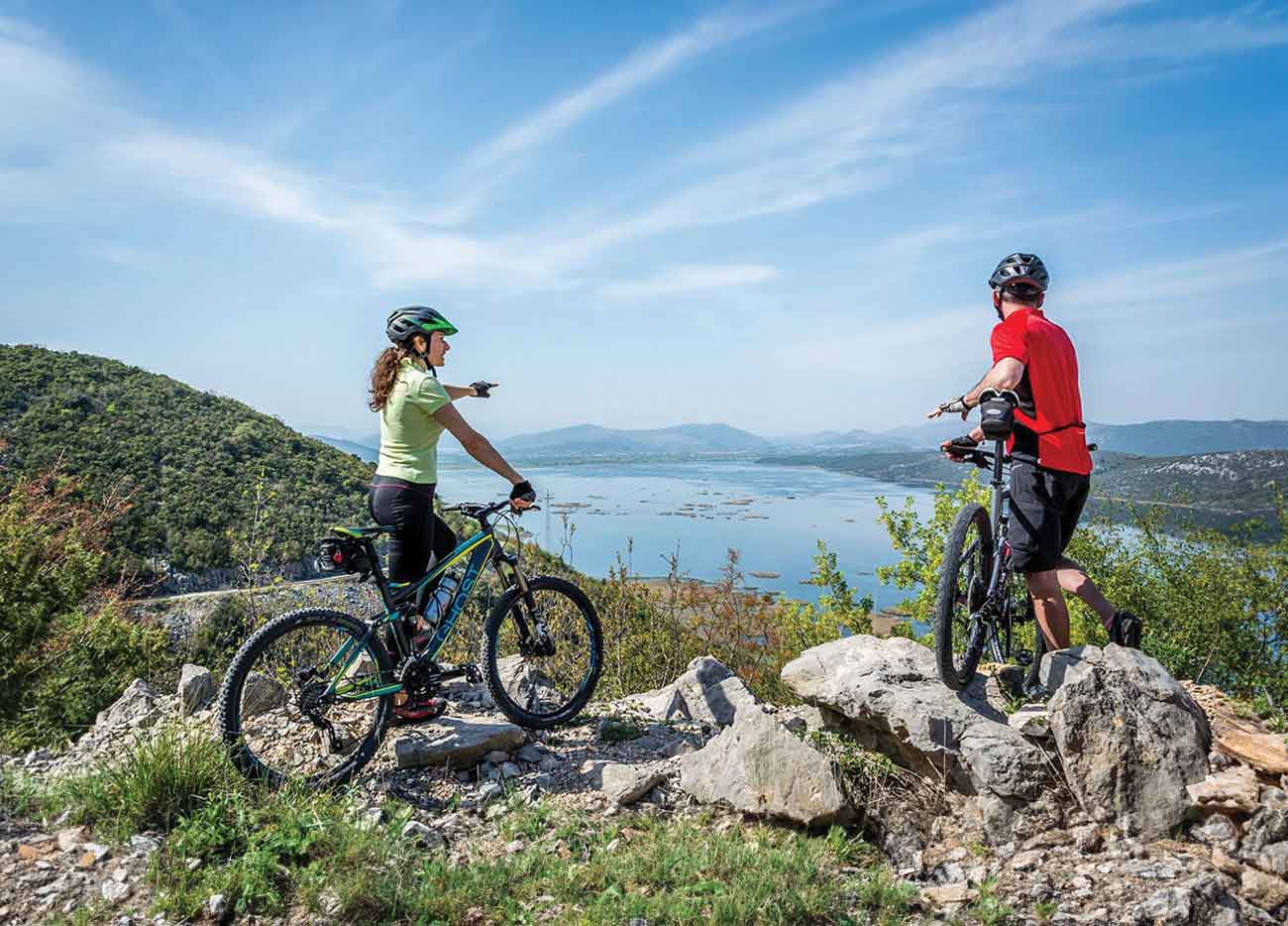 Two people looking over Svitavsko lake on the &amp;#262;iro bike trail