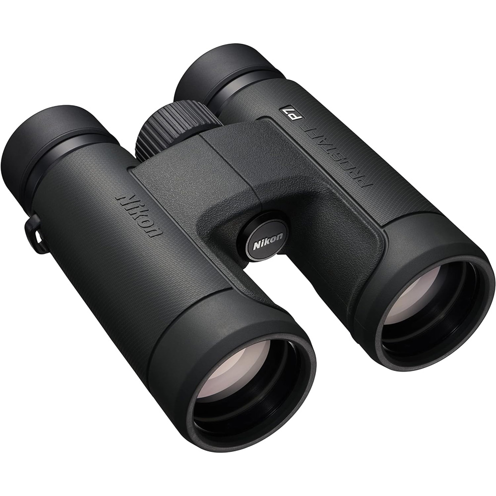 Nikon Prostaff P7 10x42 Binoculars dengan latar belakang putih