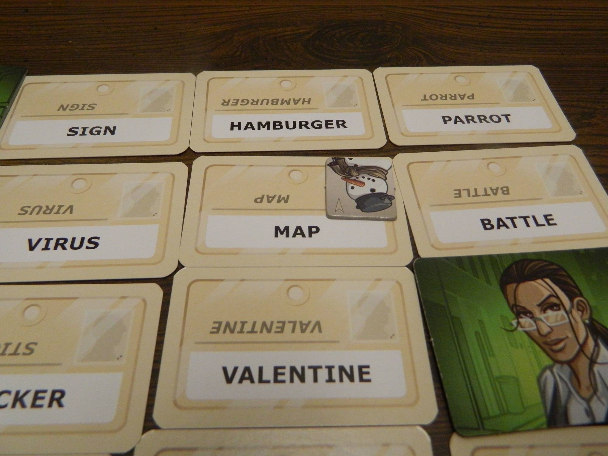 Melhores jogos de tabuleiro para dois jogadores – cartas do jogo Codenames: dueto dizendo palavras como hambúrguer, vírus, mapa e batalha