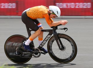 Annemiek van Vleuten on her way to winning the gold medal in the time trial at the Tokyo Olympic Games