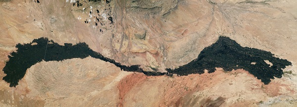 An astronaut aboard the International Space Station took a sequence of photos of Carrizozo Malpaís, showing a decades-long eruption creating this long strip of basalt in the desert of New Mexico.