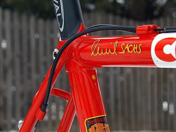 Top tube cable routing keeps everything out of the way.