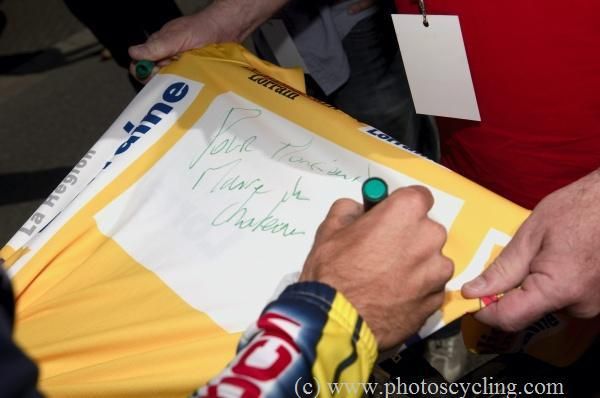 Some autographs for the fans.