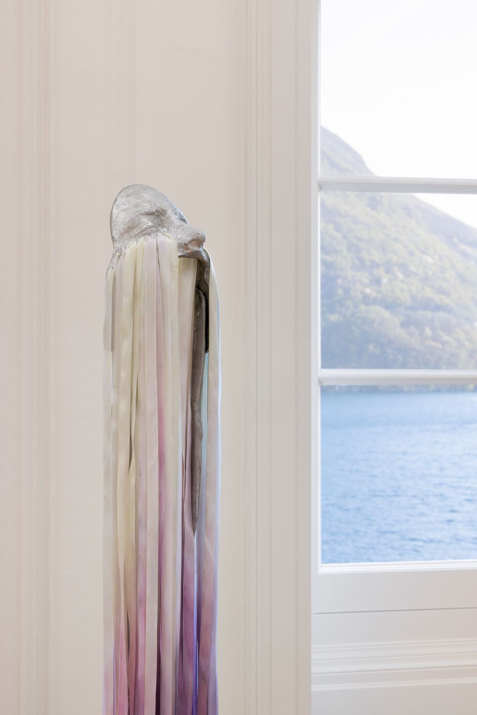 Adelaide Fériot, Rayon vert, 2021 - Blick auf die Ausstellung Un Lac Inconnu, Bally Foundation, Lugano, Schweiz, 2023