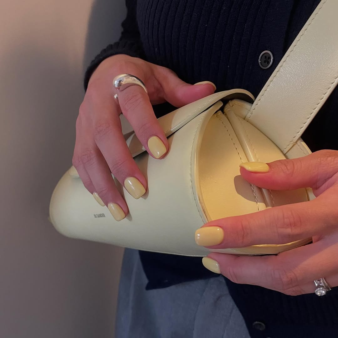 Yellow nails and yellow bag