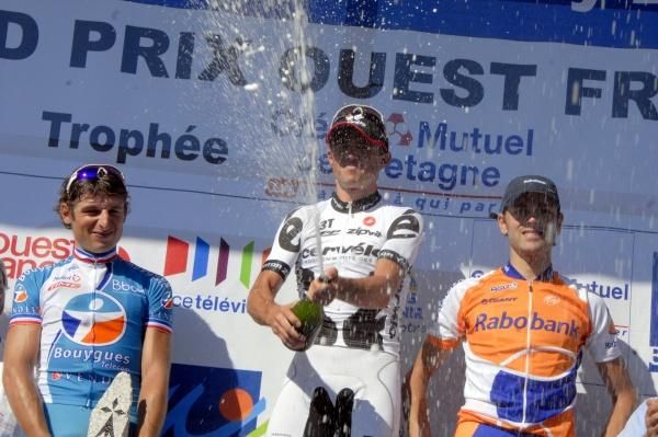 GP Ouest France winner Simon Gerrans (Cerv&eacute;lo TestTeam) uncorks the bubbly.