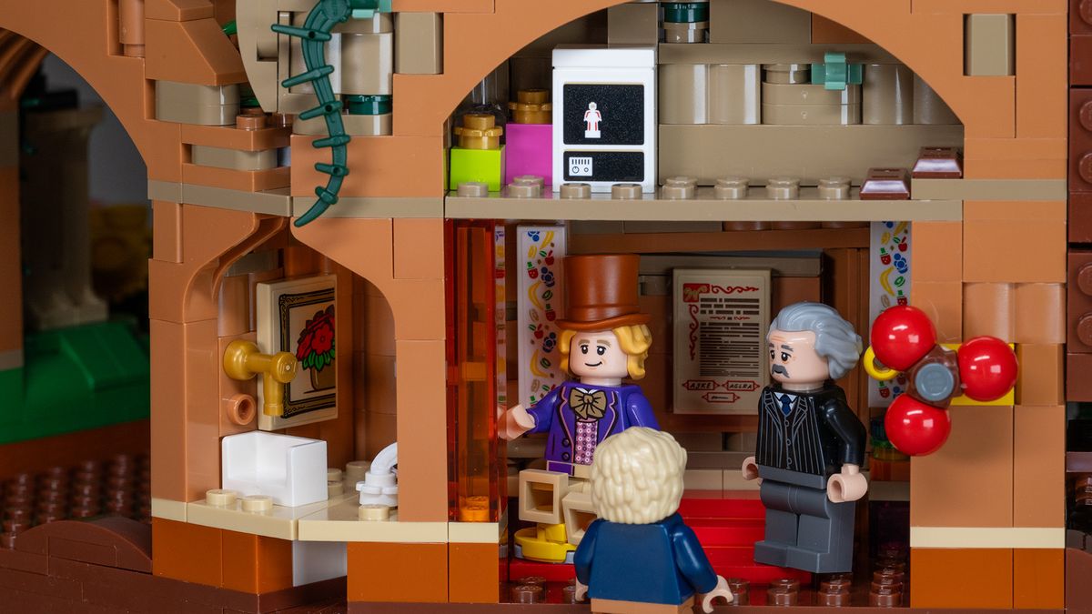 Lego Ideas Willy Wonka &amp; the Chocolate Factory (21360) set, Wonka's office.