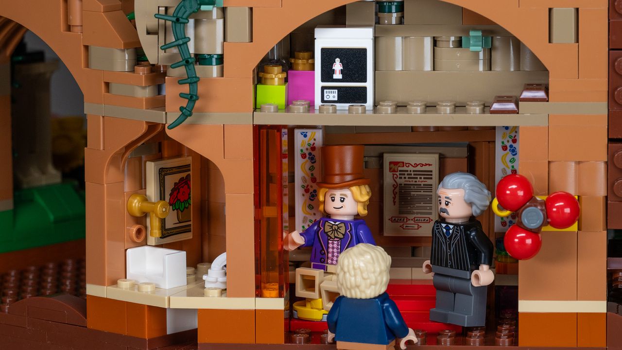 Lego Ideas Willy Wonka &amp; the Chocolate Factory (21360) set, Wonka's office.