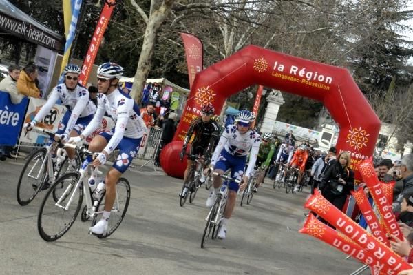 FDJ head to the start of stage four