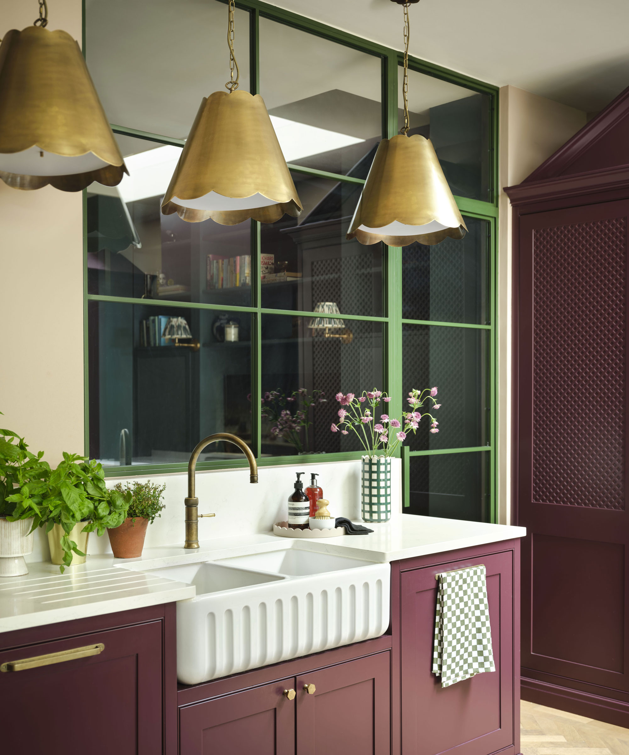 burgundy utility room with ceramic sink and brass pendant lights