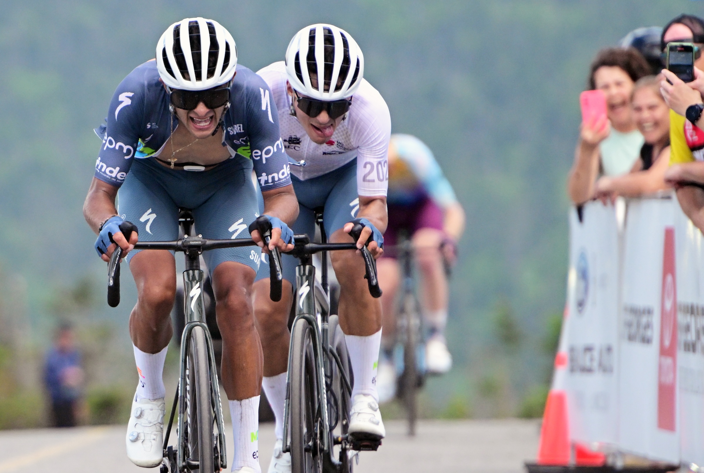 Diego Camargo und Wilmar Paredes erreichen die Ziellinie der dritten Etappe der Tour de Beauce