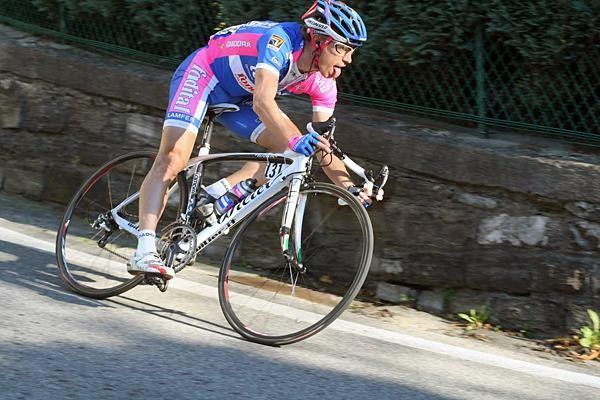 We're not sure it's more aerodynamic, but Damiano Cunego (Lampre-Fondital) demonstrates the tongue-hanging-out descending technique.