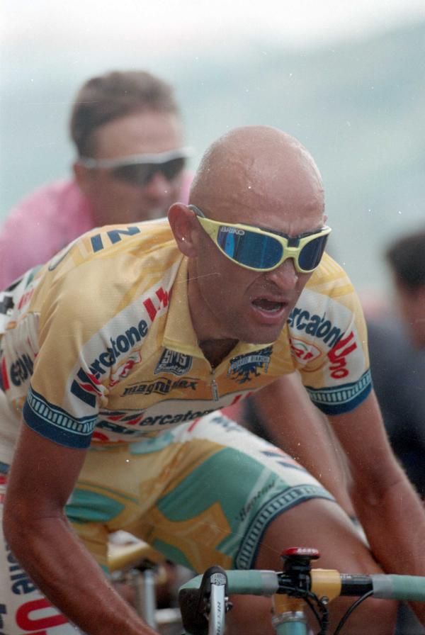 Pantani attacks Alex Zuelle on the road to San Marino