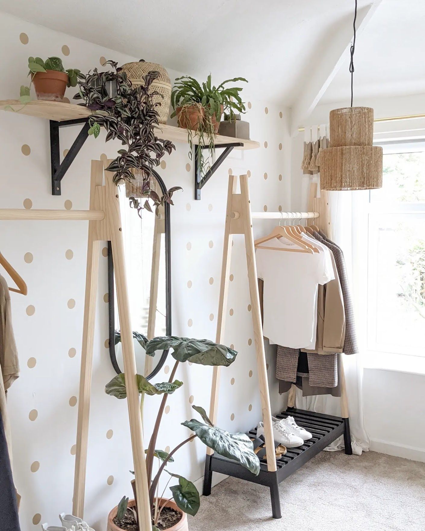 Membuat dinding aksen polka dot DIY menggunakan spons dan cat emas