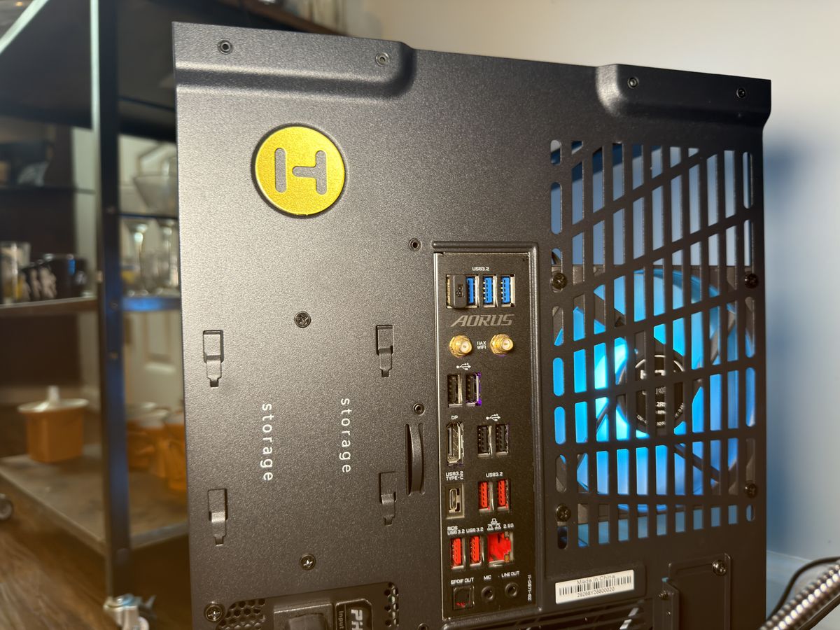 Стеклянные панели и конструкция Hyte Y50 RGB