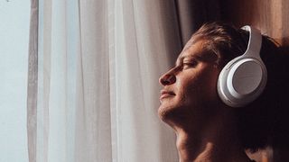 Kygo kuuntelee musiikkia X by Kygo A11/800-vastamelukuulokkeilla.