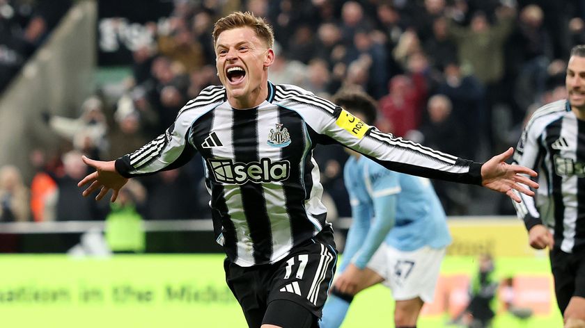 NEWCASTLE UPON TYNE, ENGLAND - NOVEMBER 22: Harvey Barnes of Newcastle United celebrates scoring his team&#039;s second goal during the Premier League match between Newcastle United and Manchester City at St James&#039; Park on November 22, 2025 in Newcastle upon Tyne, England. 