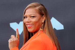 Queen Latifah poses on the red carpet