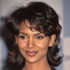Halle Berry attends the 16th CableACE Awards, held at the Wiltern Theater in Los Angeles, California, 15th January 1995. (Photo by Vinnie Zuffante/Getty Images)