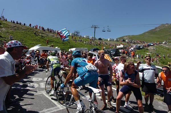 Franco Pellizotti (Liquigas) leads Pierrick Fedrigo (BBOX Bouygues Telecom) to the Tourmalet summit in the 2009 Tour de France.