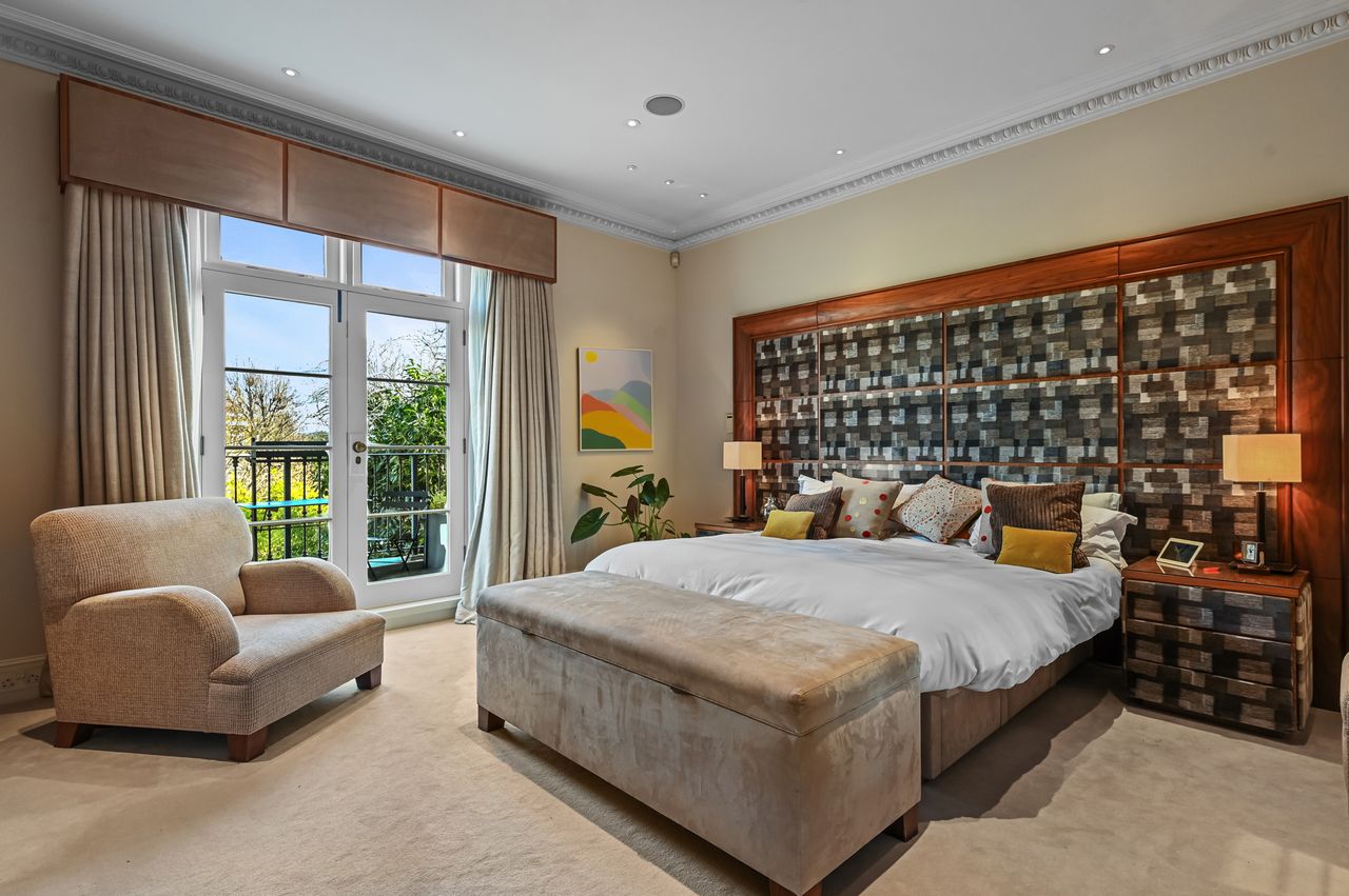 Images of a home in Vanbrugh terrace