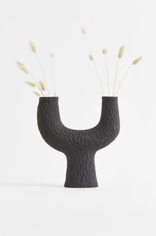 black standing u-shaped vase with pampas plumes 