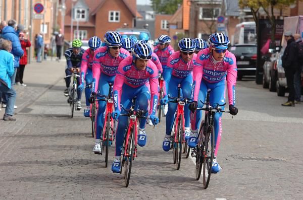 Michele Scarponi and the Lampre-ISD team scouts the prologue