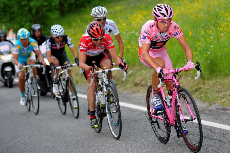 David Arroyo trying to hold onto his maglia rosa on the Mortirolo in 2010