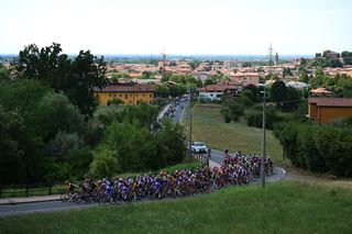 BERGAMO ITALY JULY 06 A general view of the peloton competing during the 33rd Giro dItalia Donne 2022 Stage 6 a 1147km stage from Sarnico to Bergamo GiroDonne UCIWWT on July 06 2022 in Bergamo Italy Photo by Dario BelingheriGetty Images