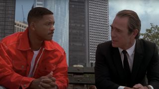 Will Smith and Tommy Lee Jones talking on a bench in New York in Men in Black.