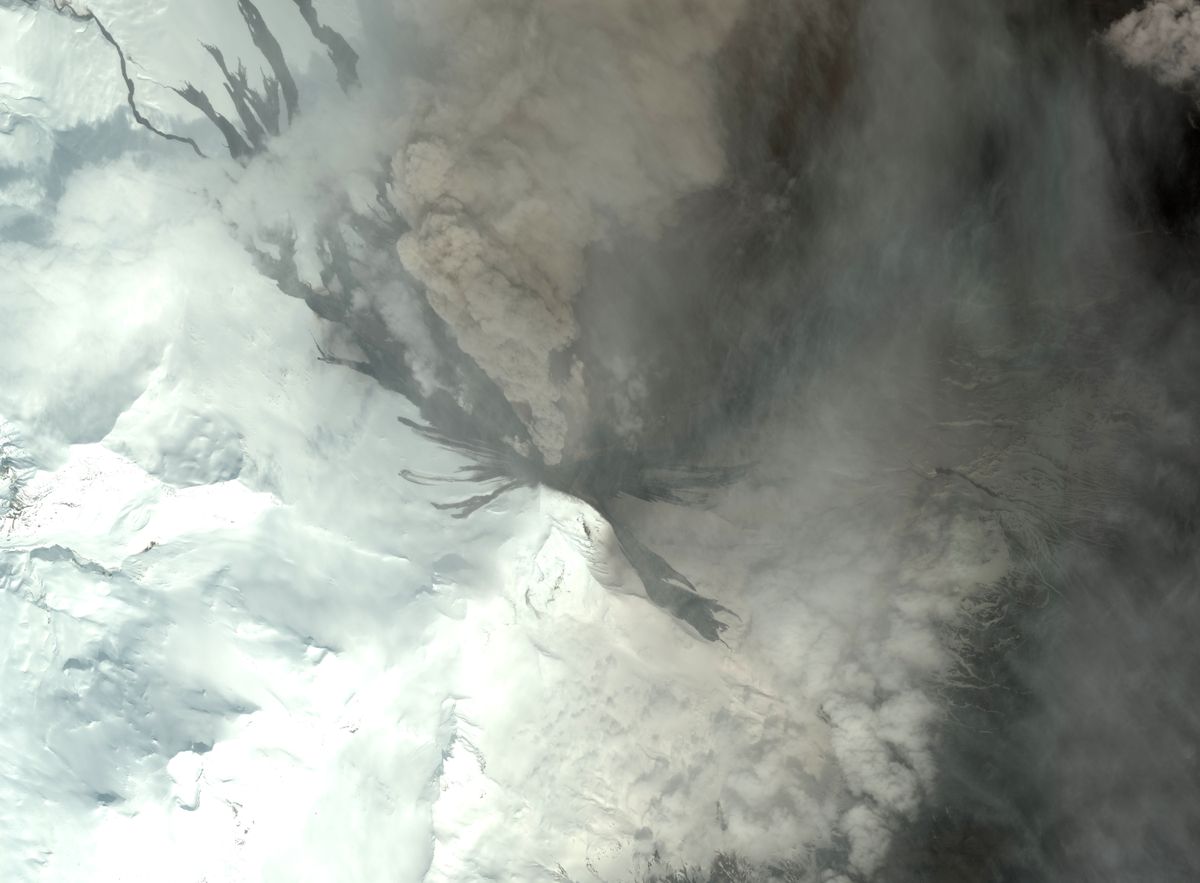 A satellite image from 2016 of Mount Pavlof&#039;s crater days before erupting.