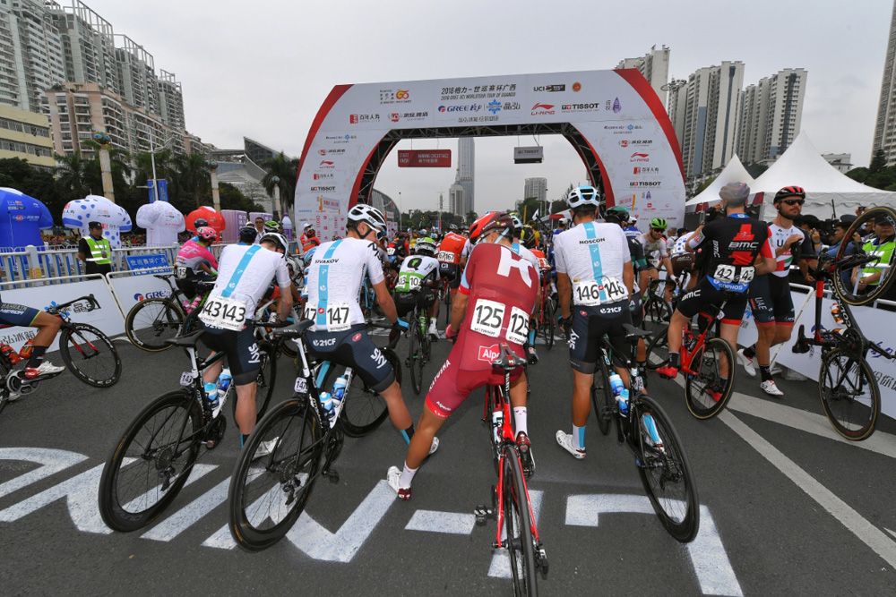 The stage started on dry roads