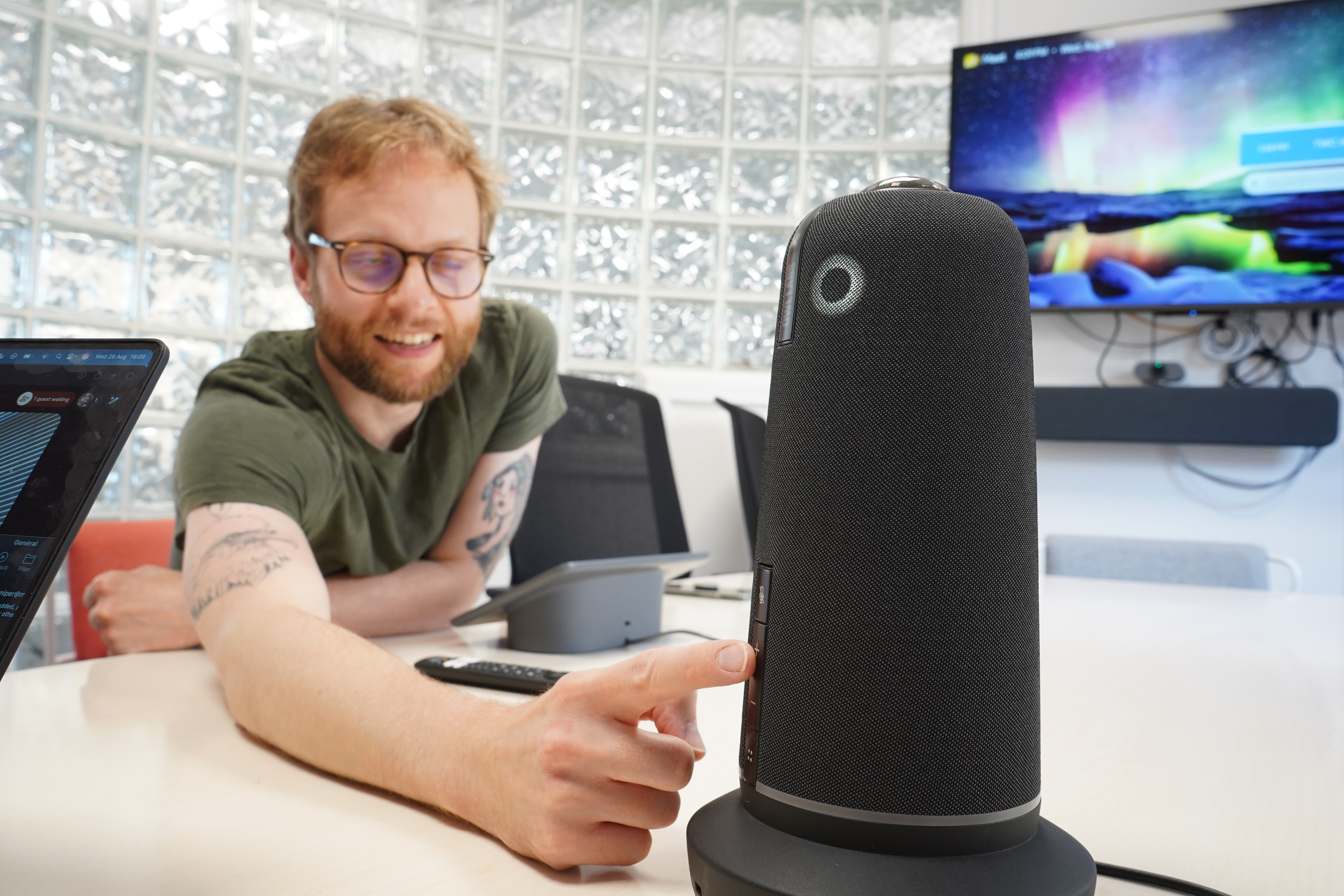 Using the Meeting Owl 5 Pro as a speaker &amp;ndash; pressing volume button